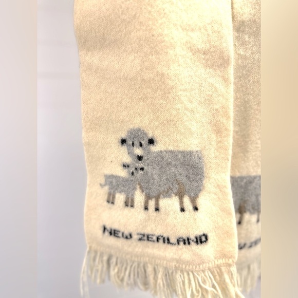 NEW ZEALAND 100% MERINO LAMBSWOOL! Ivory scarf with Mom & Baby Grey Sheep - Picture 3 of 6